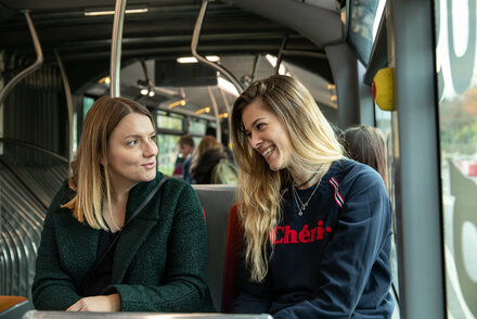Deux clientes à bord d'un bus